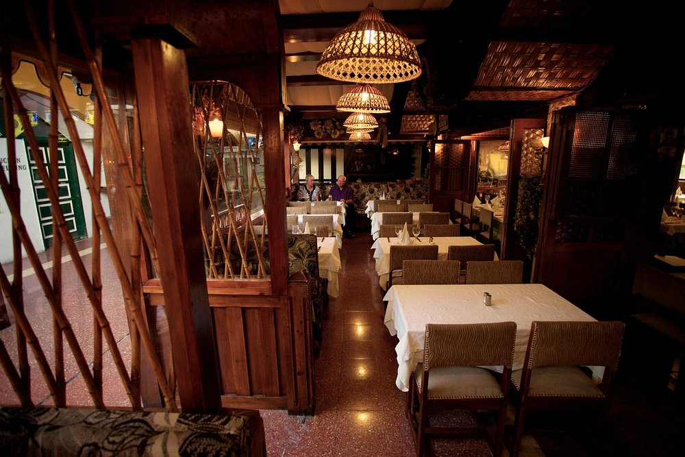 Tisch im Cafe Marlene mit zwei vollen Sektgläsern und Bierdeckeln auf den steht, Cafe Marlene, Jeden Sonntag ab 11:00 h Frühschoppen, dazu 2 volle Bierkrüge abgebildet.